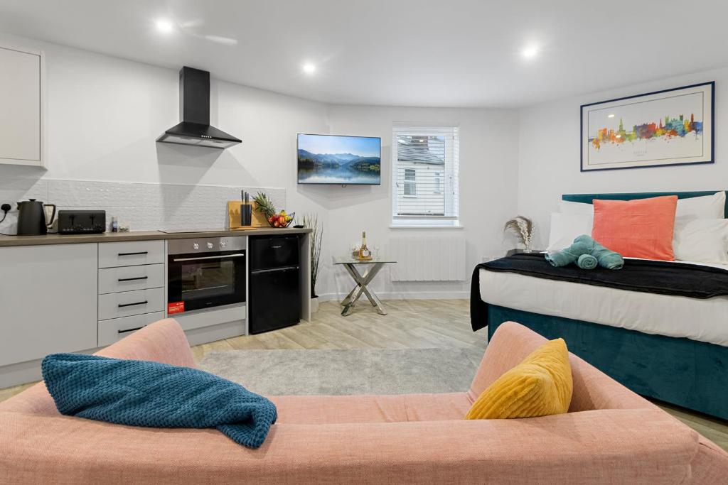 una sala de estar con un sofá y una cama en City Centre Studio Apartments - Riley Apartment - Short Stays UK Ltd, en Exeter