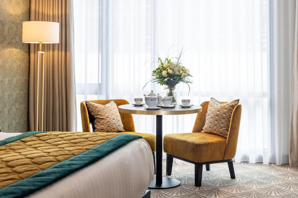 Uma cama ou camas num quarto em The Savoy Hotel