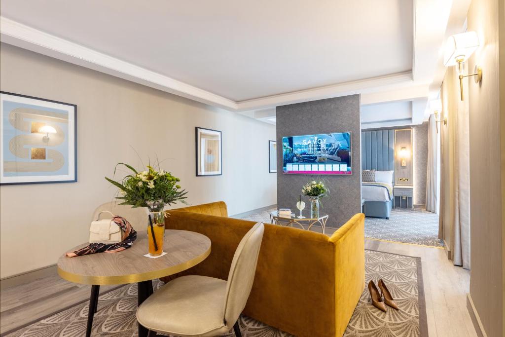 Uma televisão e/ou sistema de entretenimento em The Savoy Hotel