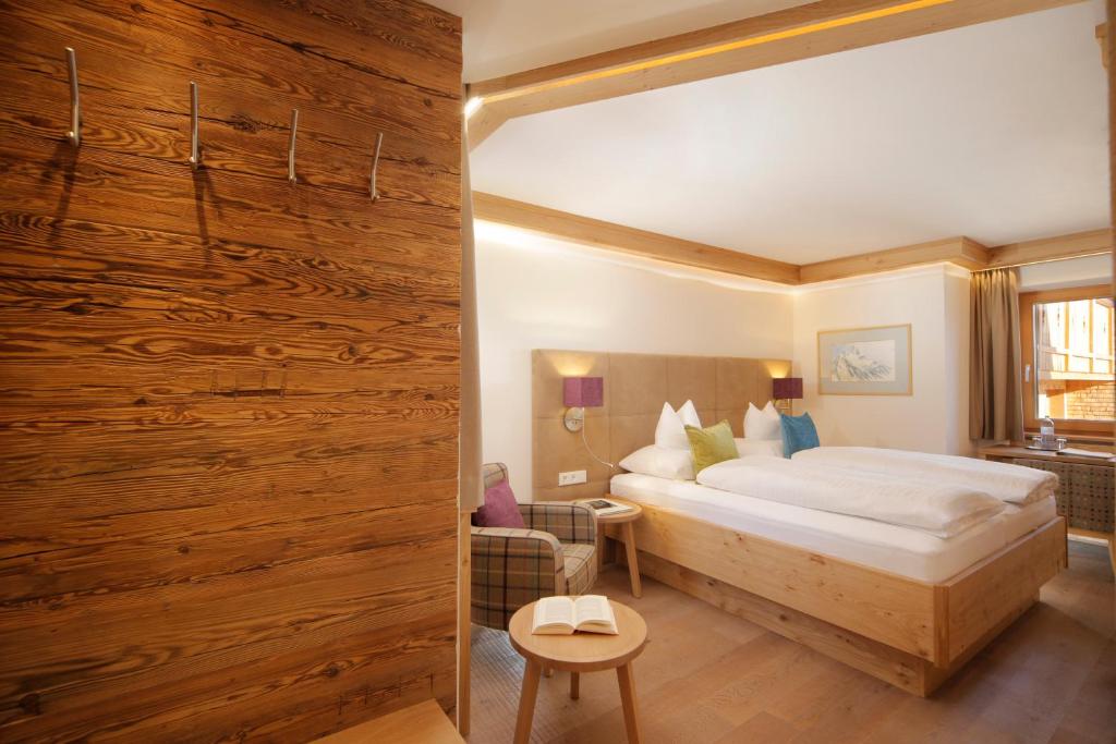 Postel nebo postele na pokoji v ubytování Hotel Burgwald - Ski In & Ski Out
