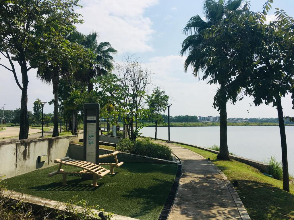 Foto dalla galleria di N8-SereneLake Lakeside湖景泳池，清迈最高端小区，近机场，网红餐厅，步行5分钟左右可以到7-11便利店 a Chiang Mai