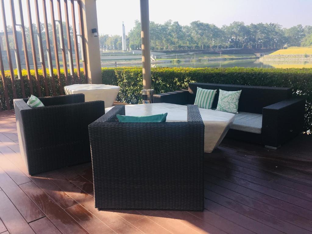 Foto dalla galleria di N8-SereneLake Lakeside湖景泳池，清迈最高端小区，近机场，网红餐厅，步行5分钟左右可以到7-11便利店 a Chiang Mai