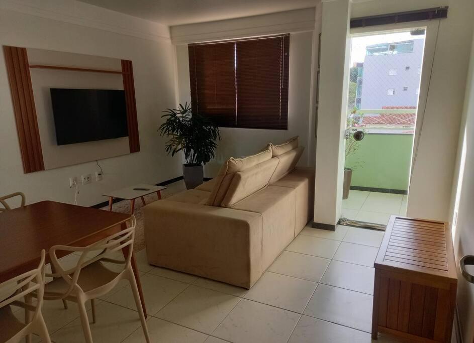 - un salon avec un canapé et une table dans l'établissement Apartamento Todos os Santos próximo da Unimontes, à Montes Claros