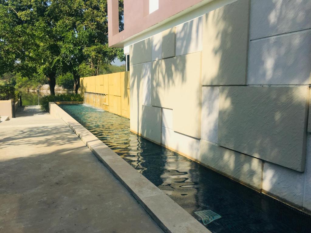 Foto dalla galleria di N8-SereneLake Lakeside湖景泳池，清迈最高端小区，近机场，网红餐厅，步行5分钟左右可以到7-11便利店 a Chiang Mai