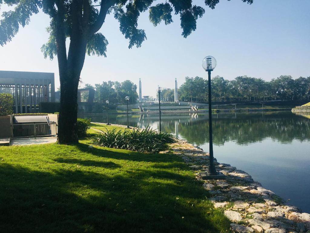 Foto dalla galleria di N8-SereneLake Lakeside湖景泳池，清迈最高端小区，近机场，网红餐厅，步行5分钟左右可以到7-11便利店 a Chiang Mai