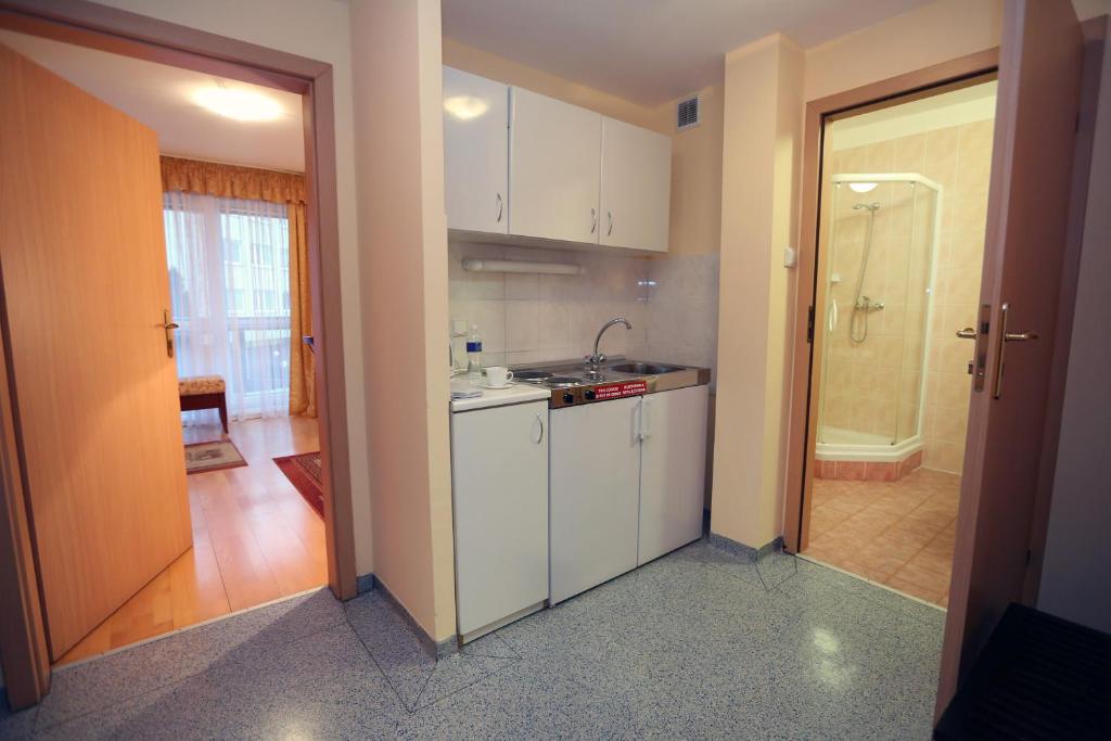 Kuchyň nebo kuchyňský kout v ubytování Hotel Uniwersytecki