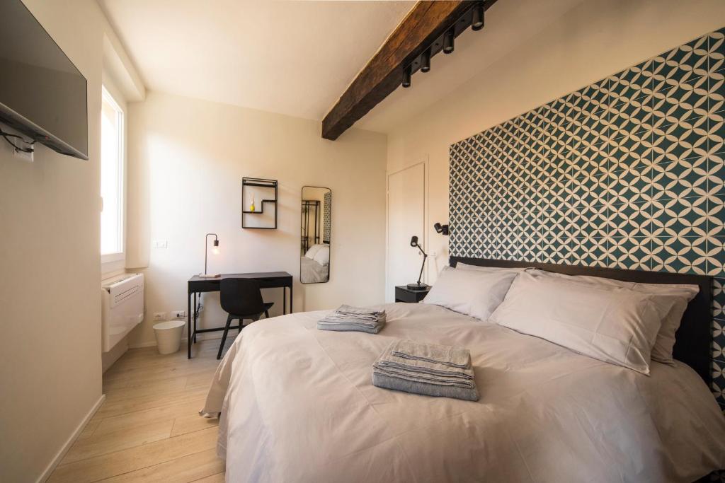 Postel nebo postele na pokoji v ubytování Reggio Center Lovely Rooms