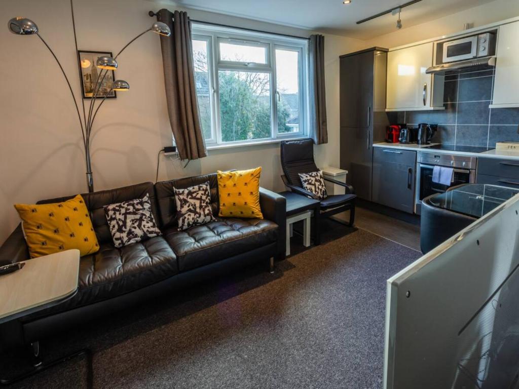 A seating area at Newly renovated ideally situated 2 bedroom flat