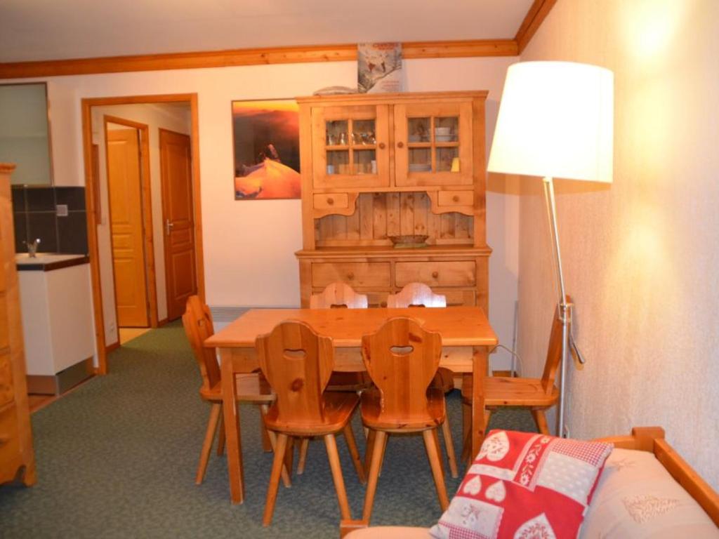 レ・メニュアールにあるAppartement Les Menuires, 2 pièces, 6 personnes - FR-1-452-111のダイニングルーム(木製テーブル、椅子付)