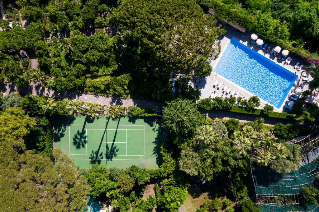 Bazén v ubytování Grand Hotel Cocumella nebo v jeho okolí
