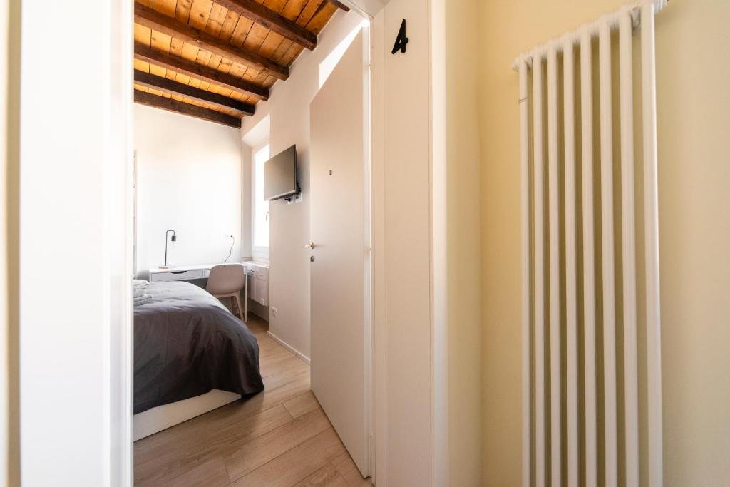 Postel nebo postele na pokoji v ubytování Reggio Center Lovely Rooms