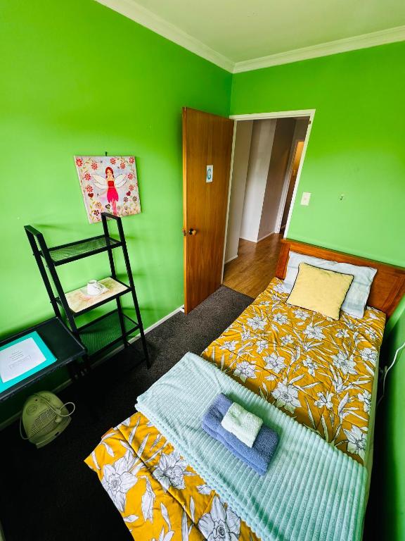 Postel nebo postele na pokoji v ubytování Dora's Comfortable Homestay in Hamilton