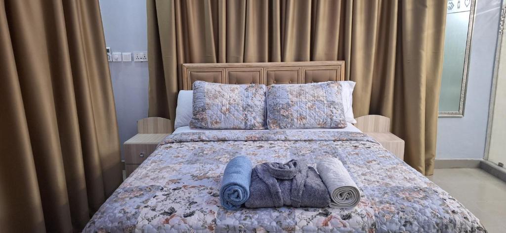 ein Schlafzimmer mit einem Bett mit Handtüchern darauf in der Unterkunft Cozy Luxury Hideouts in North Ridge, Accra, 1BDRM - 2BDRM, 15 mins from Airport in Accra