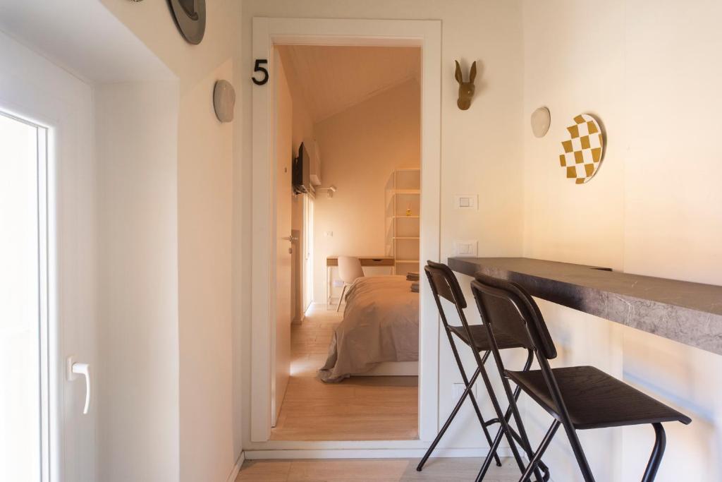 Postel nebo postele na pokoji v ubytování Reggio Center Lovely Rooms