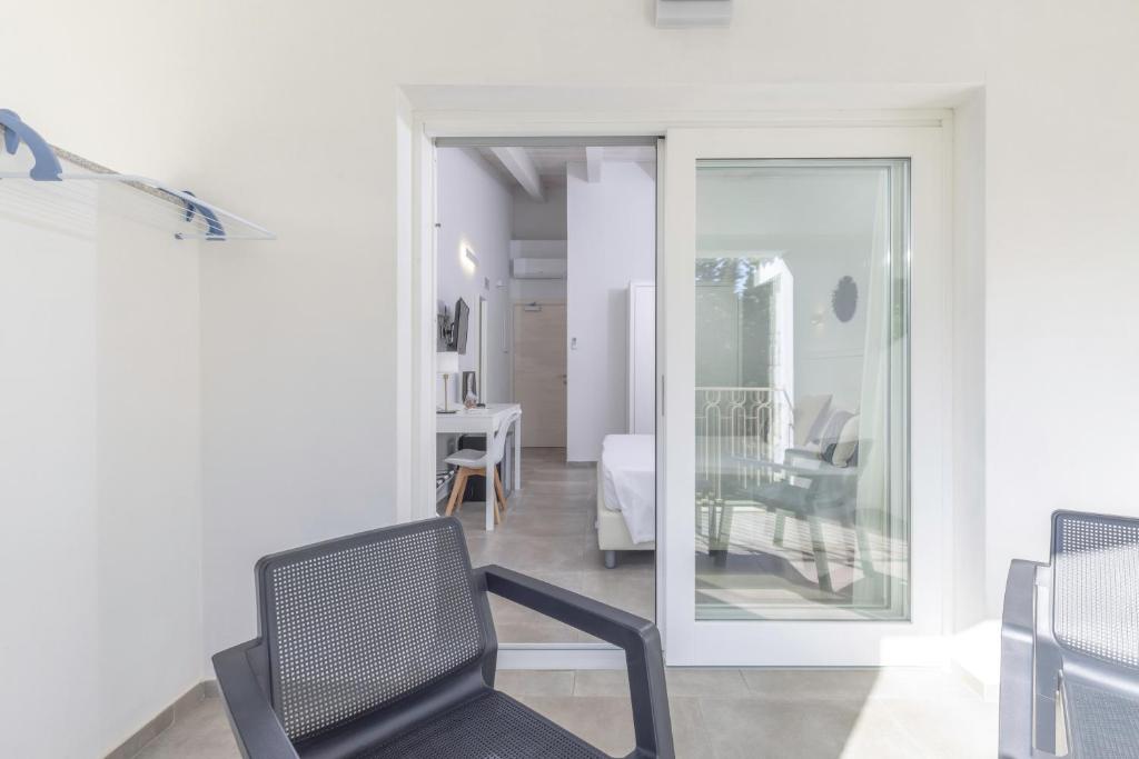 salon z krzesłem i lustrem w obiekcie Hotel S'arena Beach w mieście La Caletta