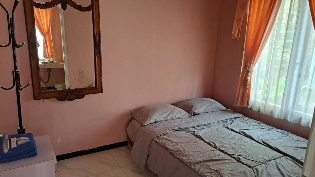 Postel nebo postele na pokoji v ubytování Istana Bromo Resort