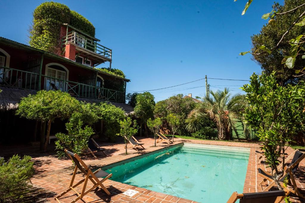 una piscina frente a una casa en Posada Paradiso, en José Ignacio