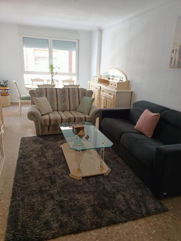 ein Wohnzimmer mit 2 Sofas und einem Couchtisch in der Unterkunft Flat in Castellon in Castellón de la Plana