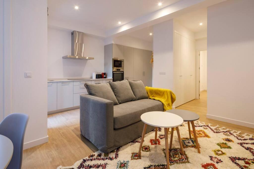 a living room with a couch and a table at Coqueto apartamento muy centrico in Vigo