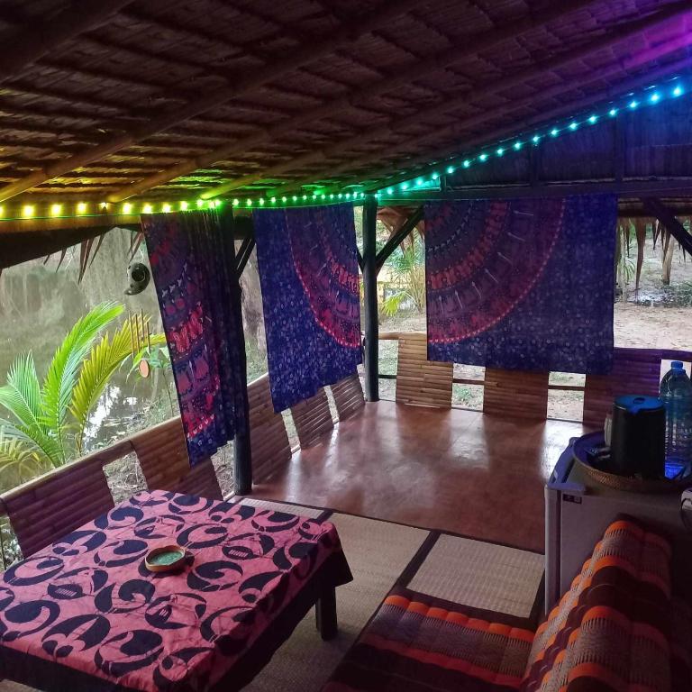 Istumisnurk majutusasutuses Bar Horizon Hostel