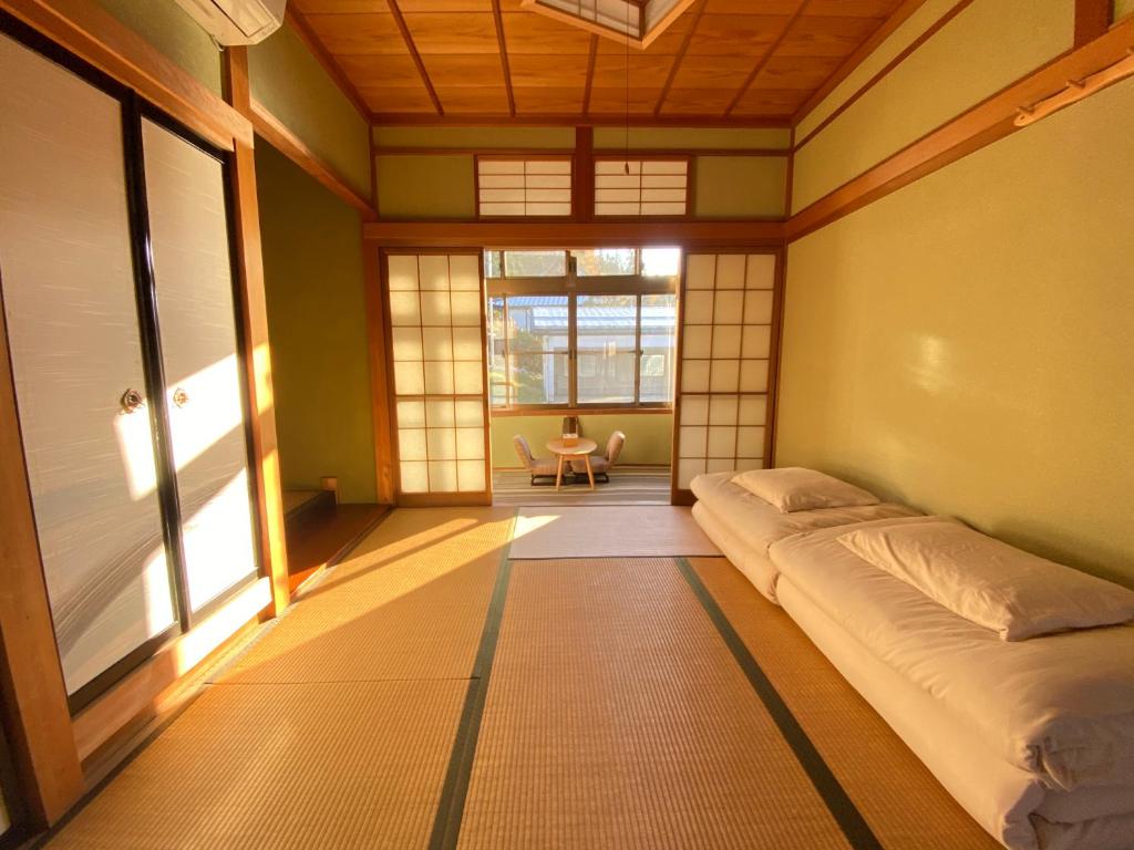 Postel nebo postele na pokoji v ubytování Guesthouse Takayama Hanzansha