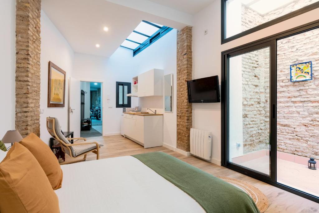 - une chambre avec un lit et une grande fenêtre dans l'établissement Veoapartment Relator Patio, à Séville