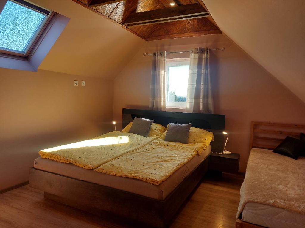 Postel nebo postele na pokoji v ubytování Csongor Bogács