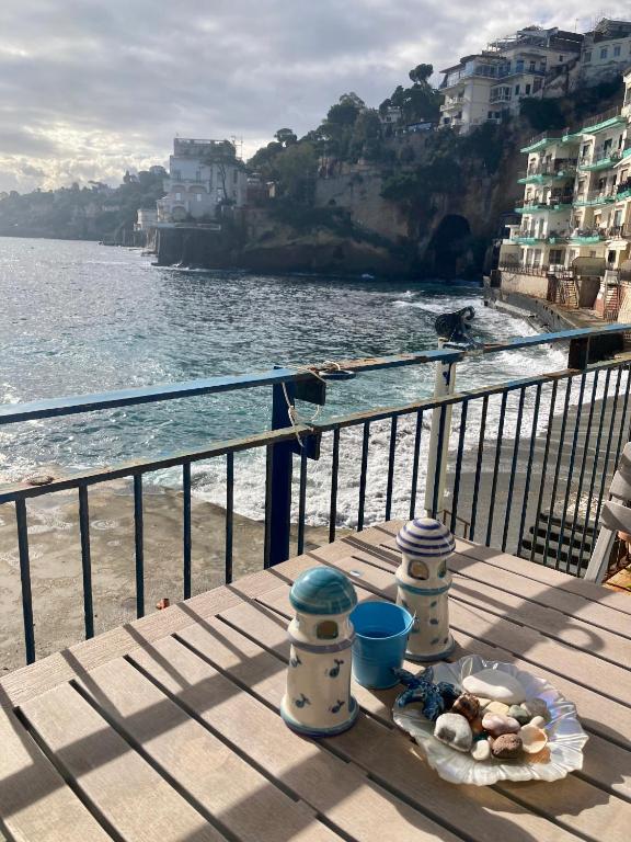 un piatto di cibo seduto su un tavolo accanto all'acqua di La Perla di Posillipo a Napoli