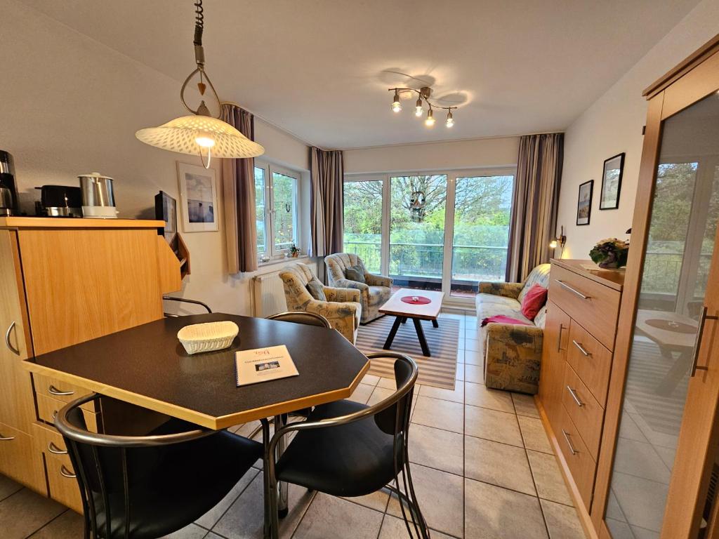 une cuisine et un salon avec une table et des chaises dans l'établissement Am Schloonsee Haus B, à Heringsdorf