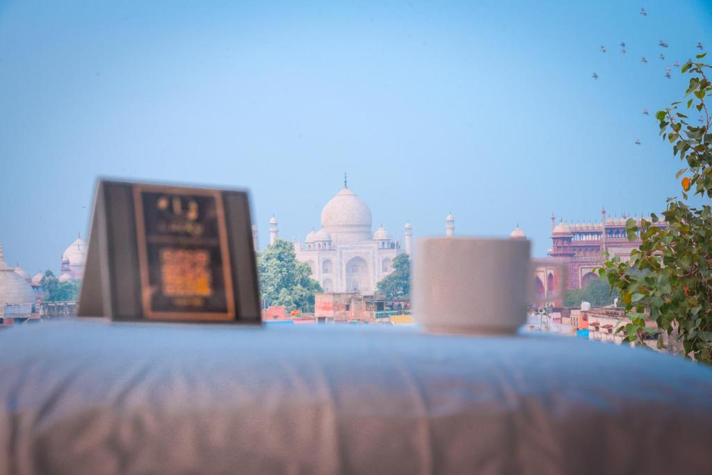een foto van de taj mahabalipuram van een tafel met bij Lucky Restaurant & Guest House in Agra