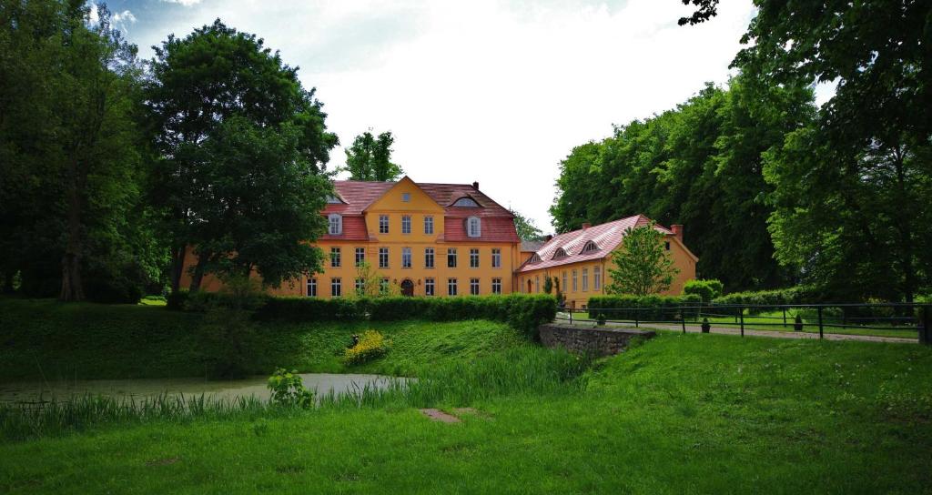Κήπος έξω από το Schloss Lühburg