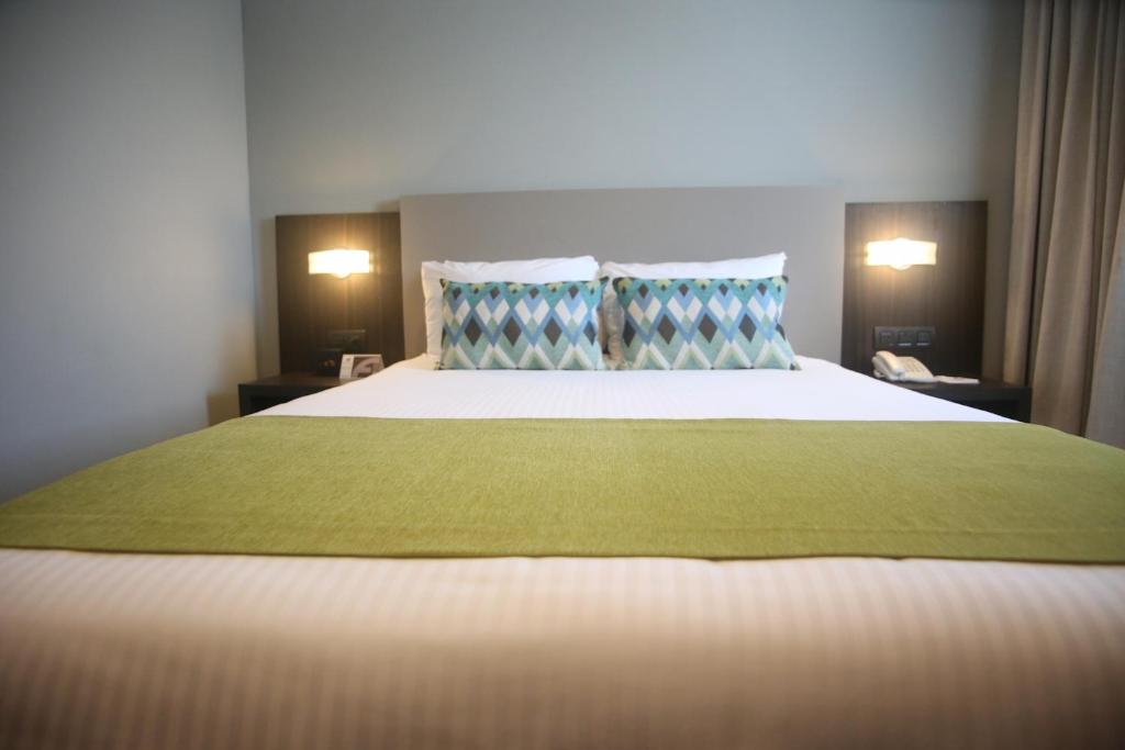 Postel nebo postele na pokoji v ubytování Aranjuez Hotel & Suites