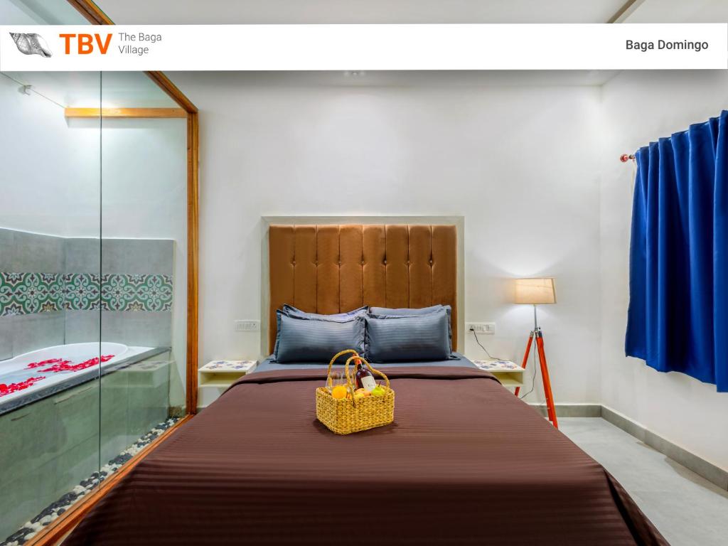 um quarto com uma cama com um cesto em The Baga Domingo-TBV em Baga