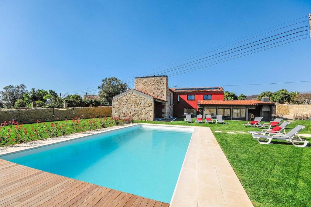 a swimming pool in the yard of a house at Villa 278 in Varziela