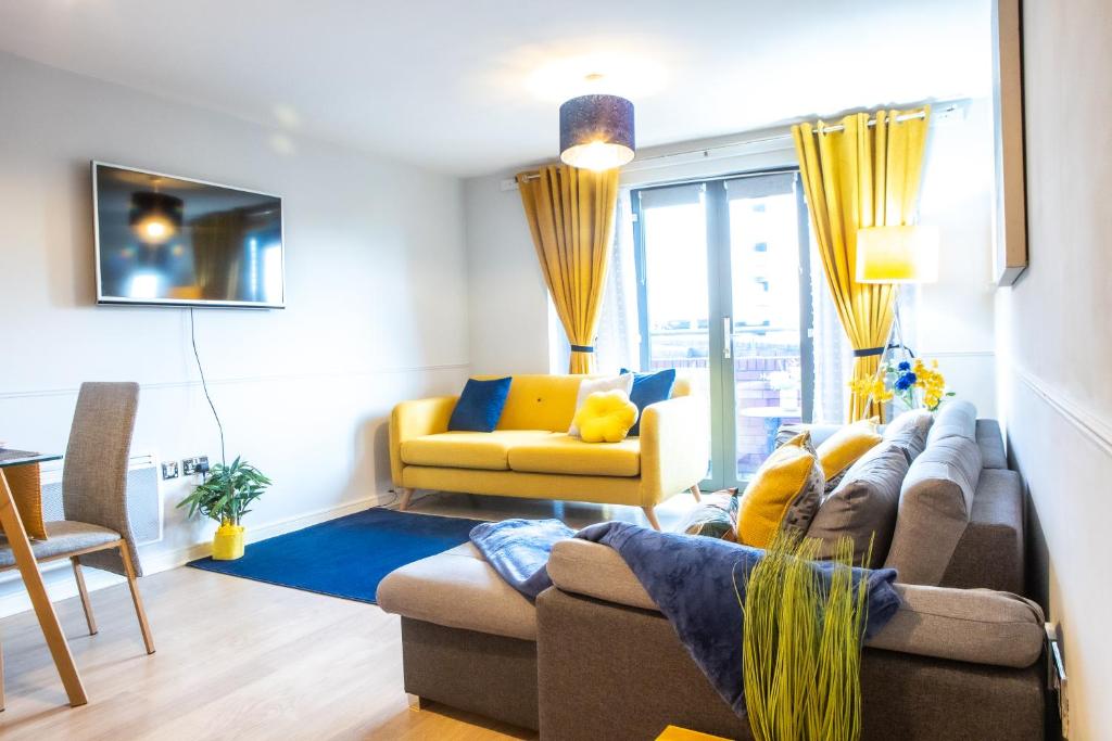 uma sala de estar com um sofá e uma cadeira amarela em Newly furnished Appartment near Train Station wolverhampton em Wolverhampton