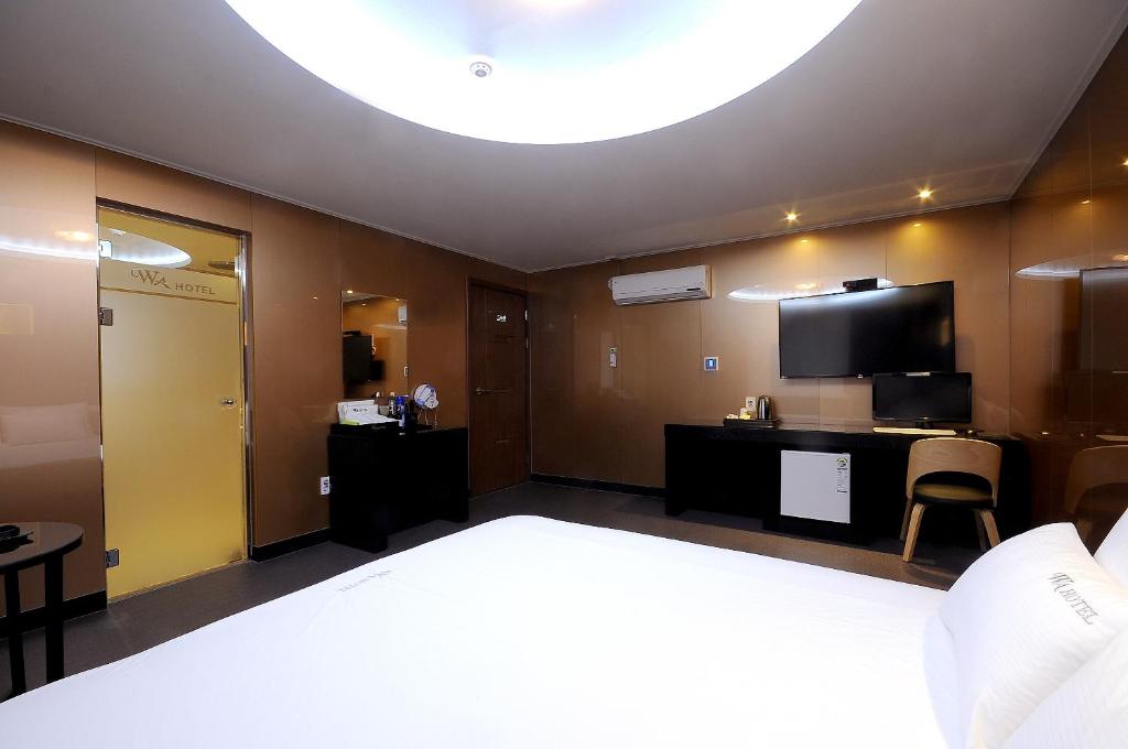 WA Hotel - Standard Double Room
