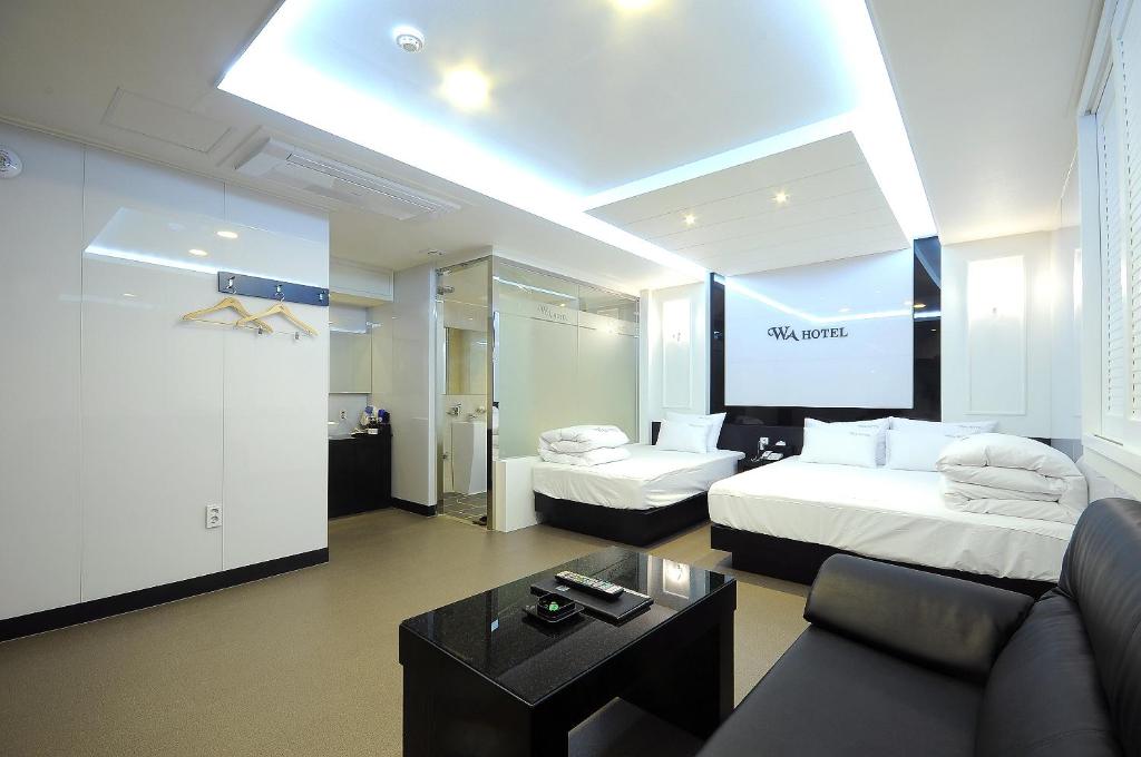 WA Hotel - Deluxe Twin Room