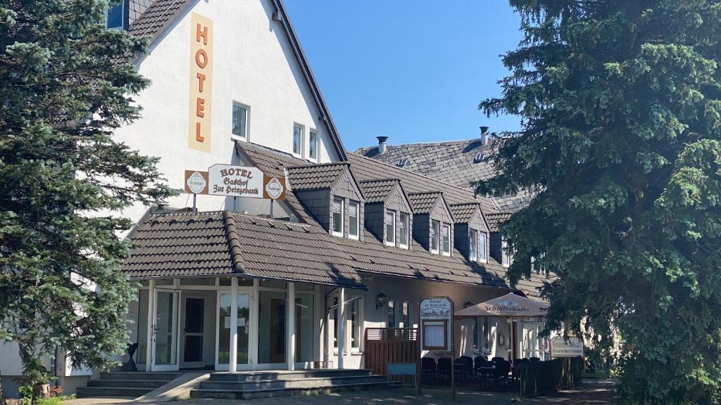 un edificio con un cartel encima en Hotel Gasthof zur Heinzebank, en Wolkenstein
