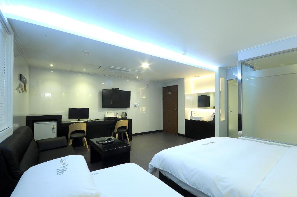 WA Hotel - Standard Twin Room
