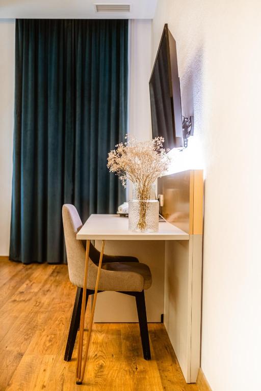 CASA CHITIC - HOTEL & RESTAURANT- Str Nicolae Balcescu 13 - Economy Triple Room