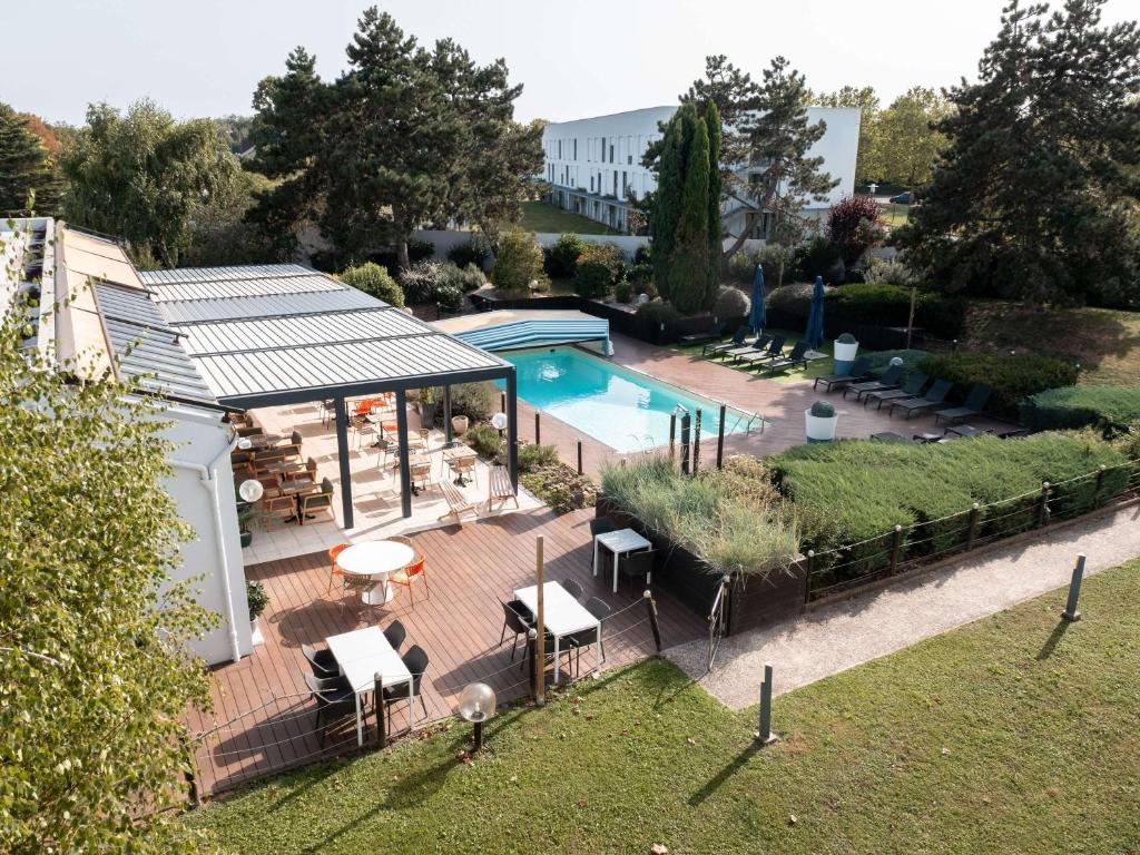 an overhead view of a patio with a swimming pool at Novotel Chartres in Chartres