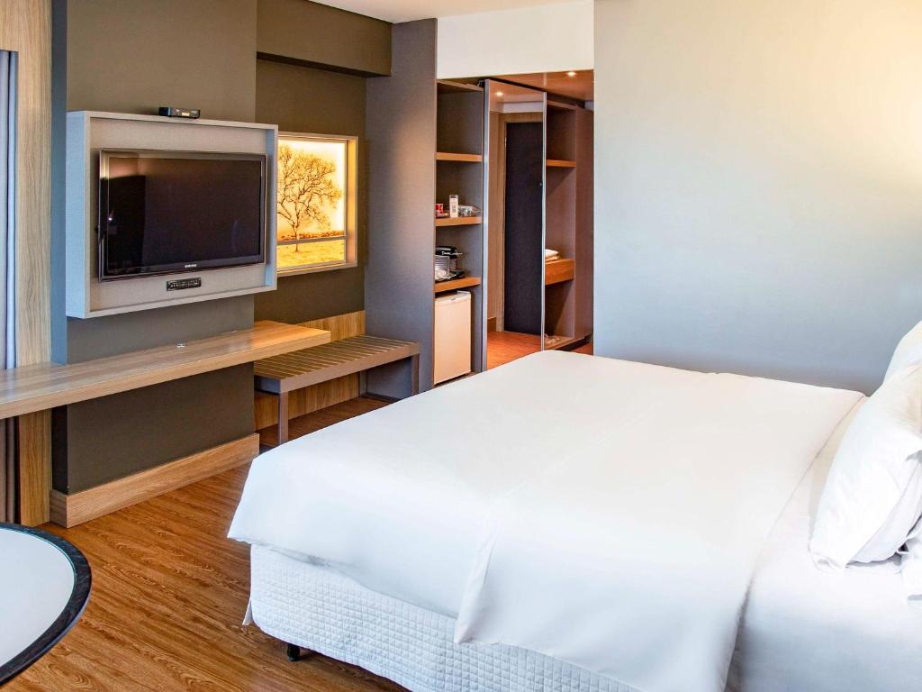 TV a/nebo společenská místnost v ubytování Mercure Uberlândia Plaza Shopping