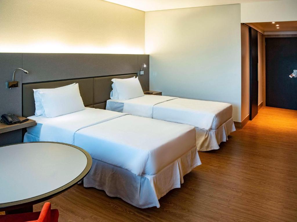 Postel nebo postele na pokoji v ubytování Mercure Uberlândia Plaza Shopping