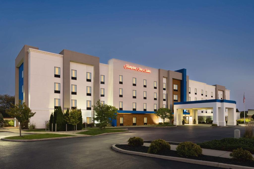 um grande edifício branco com estacionamento em Hampton Inn & Suites York South em York