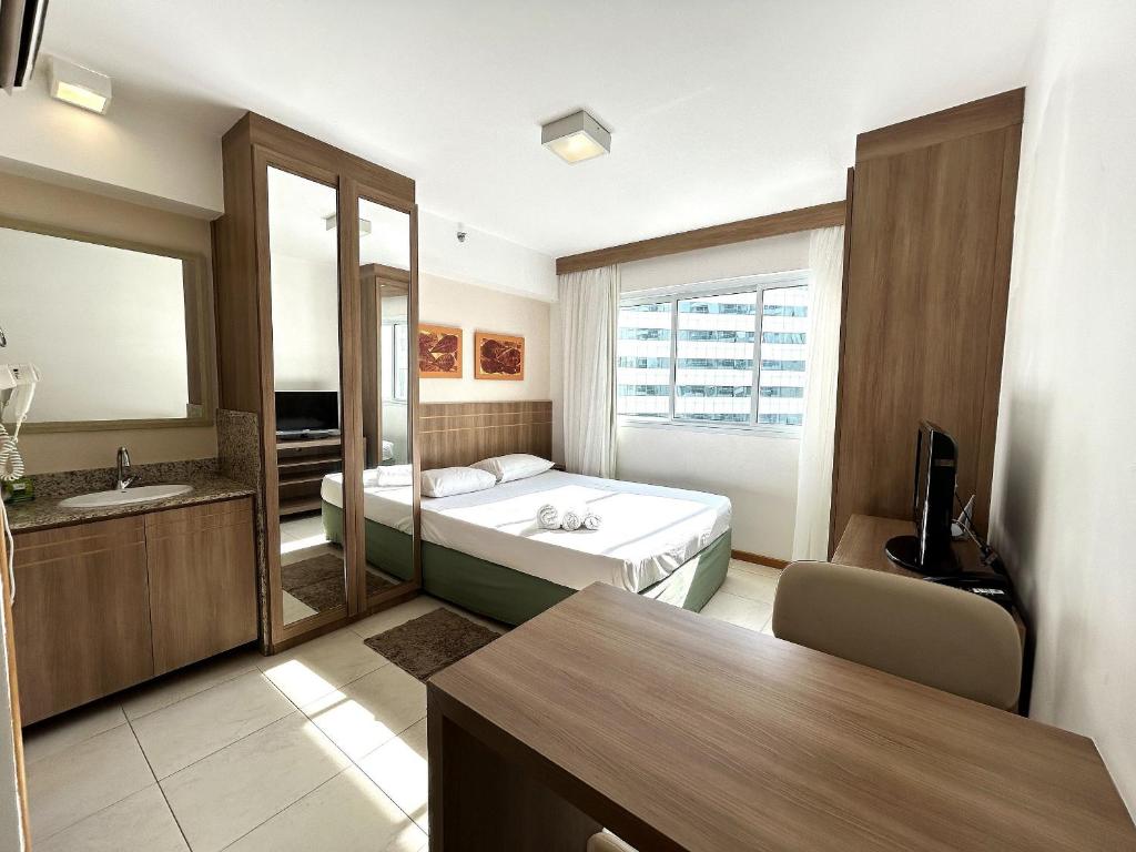 Una cama o camas en una habitación de SM1214 Flat com excelente localização em região central