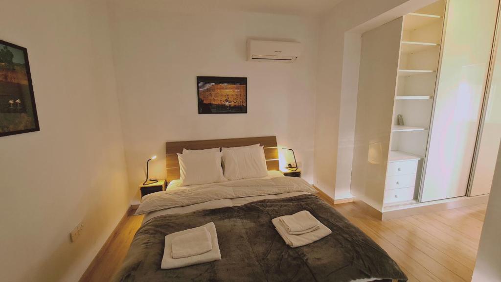 Postel nebo postele na pokoji v ubytování STAY Mystique City Penthouse