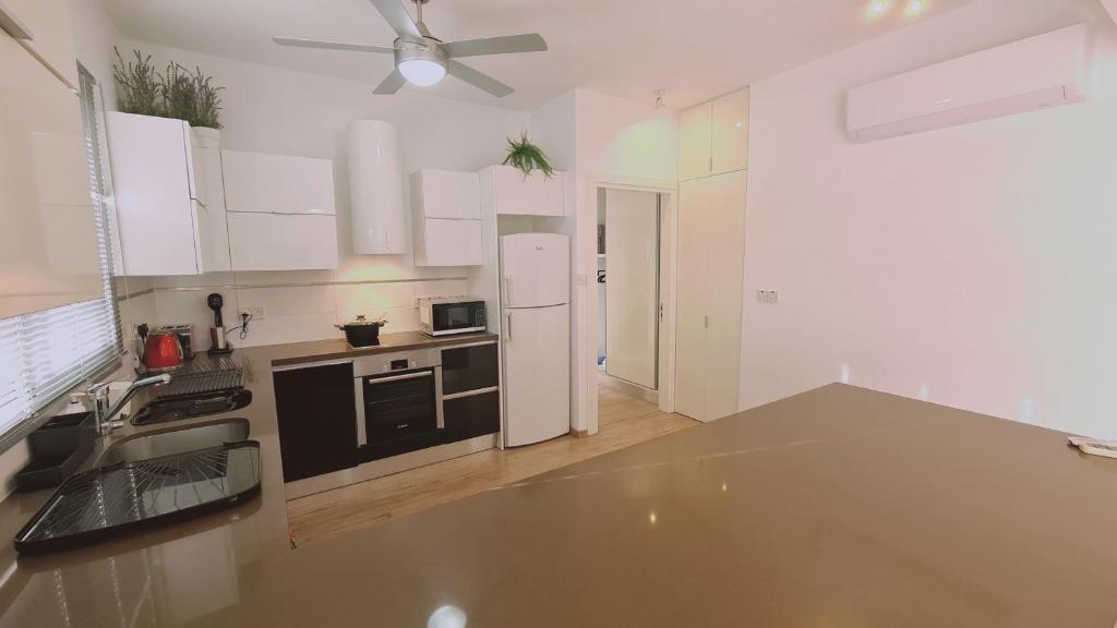 Kuchyň nebo kuchyňský kout v ubytování STAY Mystique City Penthouse