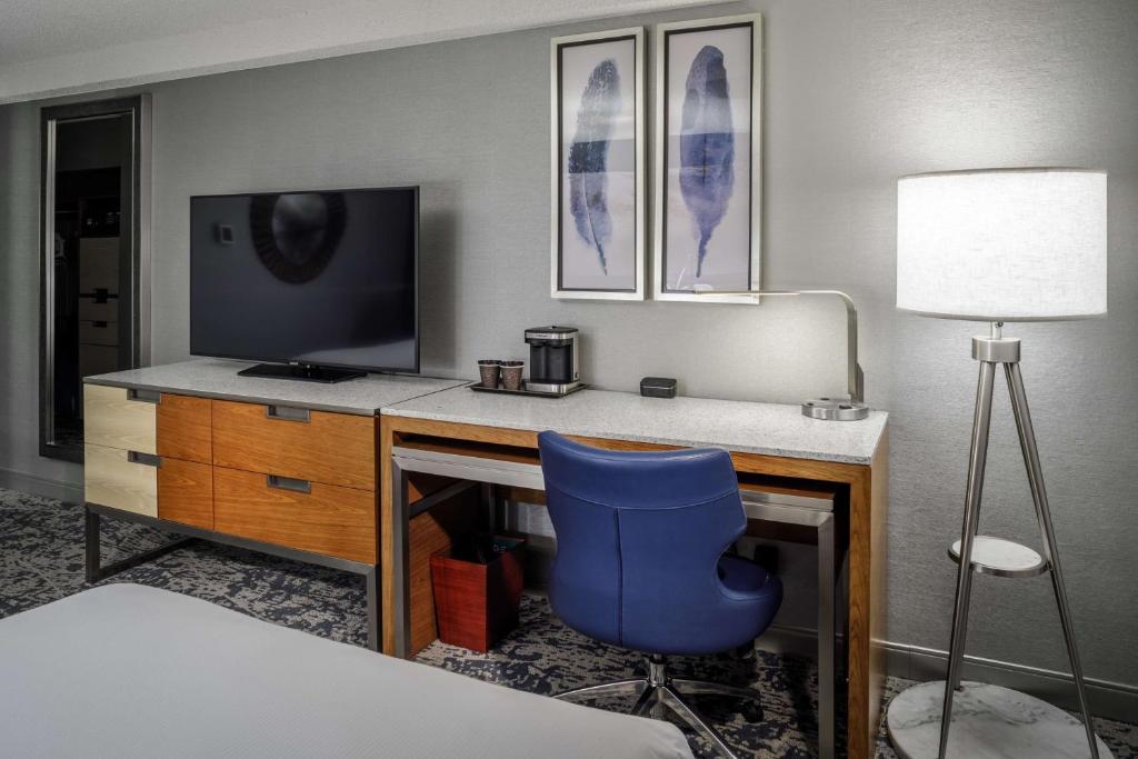 DoubleTree by Hilton Hotel Denver - Double Room With Roll-In Shower - Mobility Access