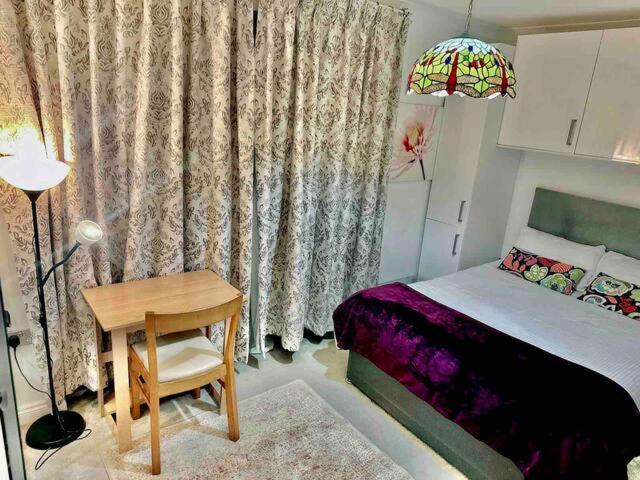 White Double Room with garden in Central London