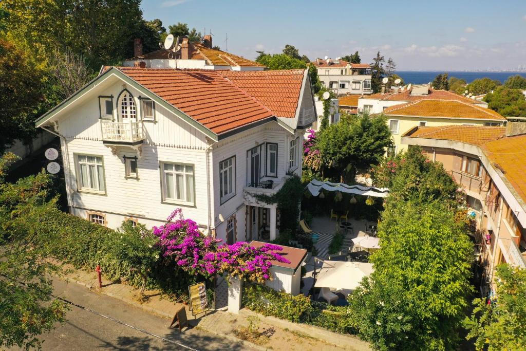 una vista aérea de una casa con flores rosas en Serguzest Otel, en Büyükada